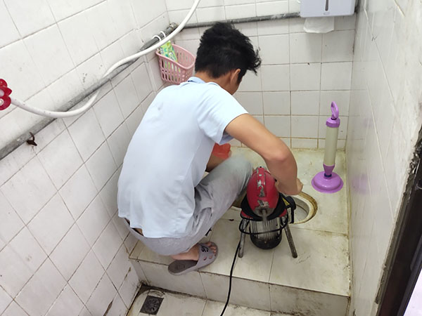 噶尔管道堵塞冒臭气 专业师傅现场解决问题