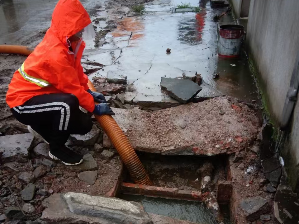 噶尔专业清理污水池 炜誉市政以规范流程守护城市 “肠道”